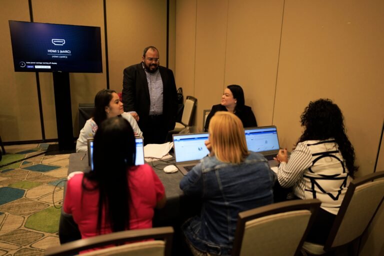Docentes de escuelas públicas se reunieron para evaluar las pruebas estandarizadas y asegurar que miden lo que se enseña en el salón de clases