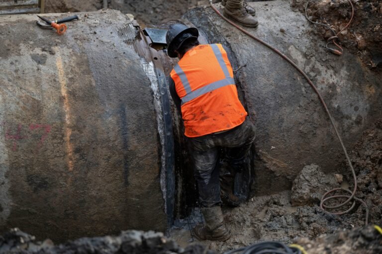 El presidente ejecutivo de la AAA indicó que solo falta recubrir la zona reparada del tubo y que esperan encender la planta mañana, viernes
