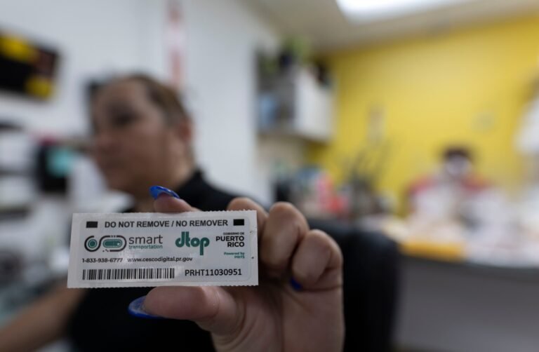 La información surgió durante la discusión de una legislación que propone que todo conductor reciba, al momento de renovación, un sello que indique el mes de vencimiento del permiso