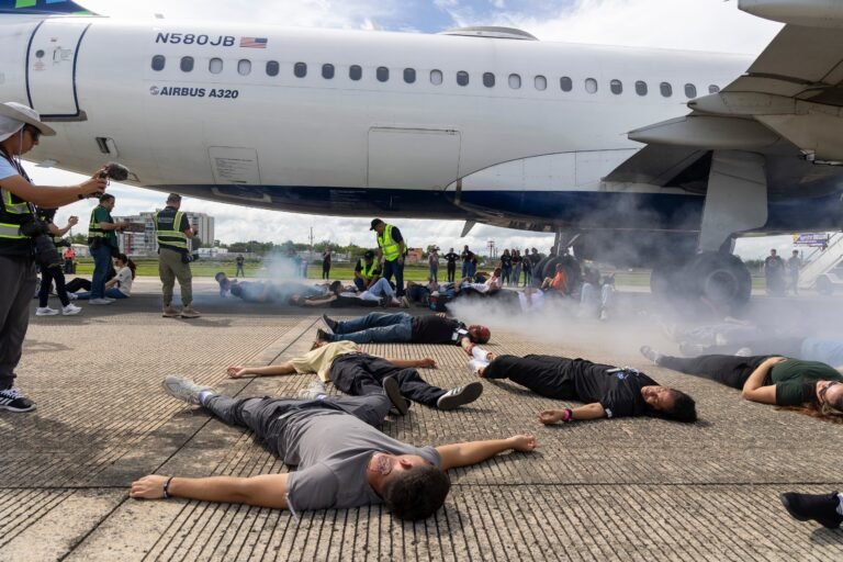 En medio del ejercicio, todo discurría con normalidad hasta que se reportó un incidente real con un helicóptero, en el que iban cuatro pasajeros que resultaron ilesos