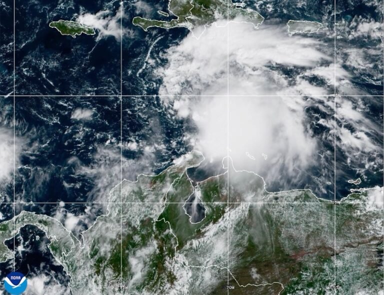 El centro de circulación de la tormenta se ubicaba el jueves a unas 185 millas al sursureste de Kingston, Jamaica