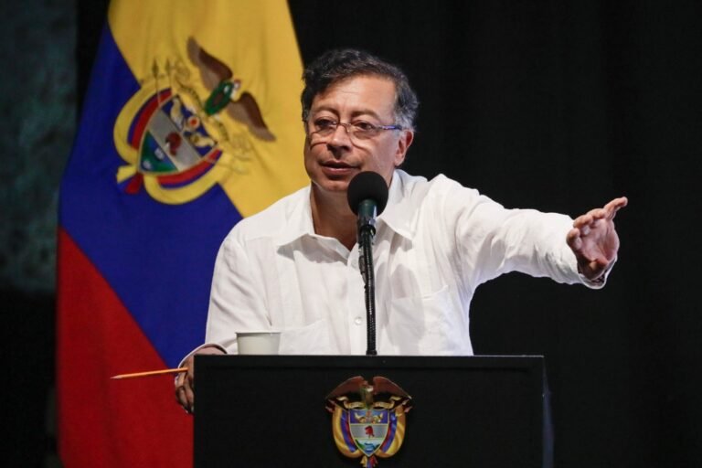 La medida intensifica el creciente enfrentamiento entre el primer ejecutivo republicano y el primer líder de izquierda colombiano