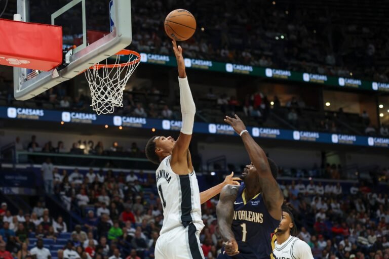 El joven delantero francés de los Spurs de San Antonio los condujo a la victoria al lograr además 29 puntos con 11 rebotes, dos asistencias y un corte de balón