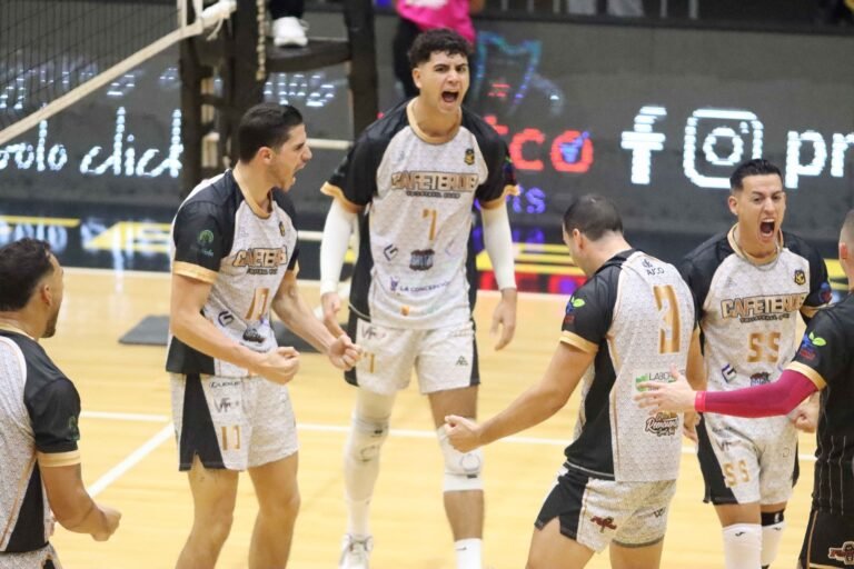 En otro partido de la jornada inaugural, los Cafeteros vencieron en cinco parciales a los Gigantes de Adjuntas