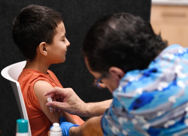 Si bien el alza no alcanza las cifras registradas en Estados Unidos, expertas en salud pública están en alerta ante el peligro que supone para enfermedades altamente contagiosas, como el sarampión