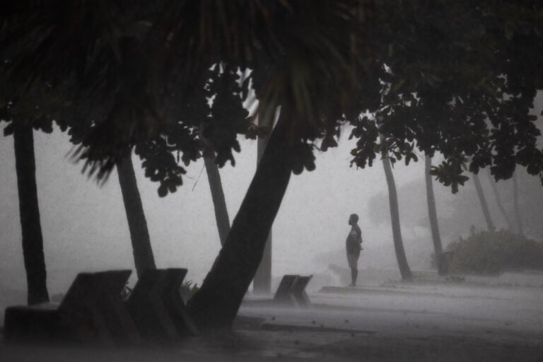 Se espera que el huracán llegue a la costa sur de Jamaica el martes por la mañana y podría dejar hasta 40 pulgadas de lluvia