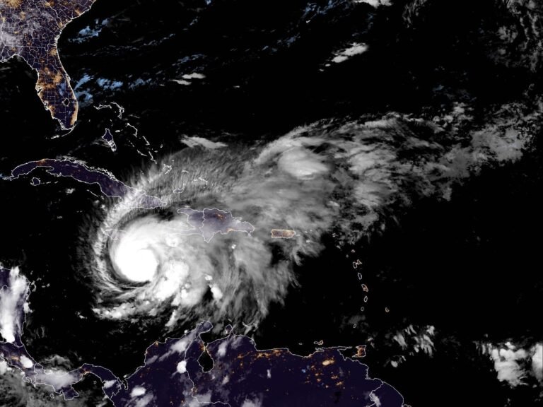 Se espera que pase cerca o toque tierra en Jamaica