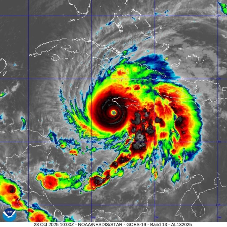 Antes que el ojo de la tormenta llegara a la isla, ya se han reportado deslizamientos de tierra, árboles caídos y numerosas interrupciones de energía