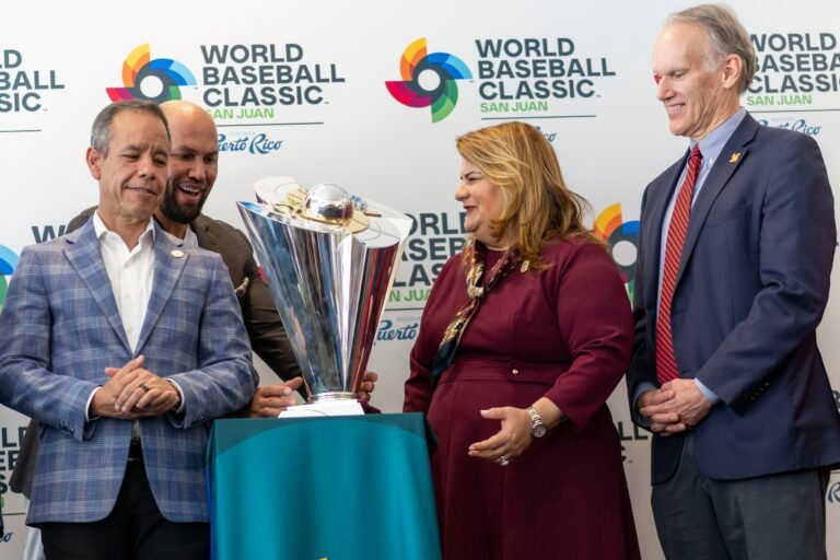 La presentación del galardón en la capital reunió a figuras del béisbol y autoridades, marcando el inicio del camino de la novena boricua hacia el magno evento