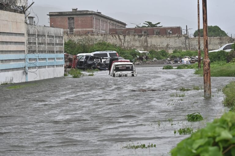 El huracán Melissa daño seis hospitales, carreteras inundadas y postes y árboles caídos