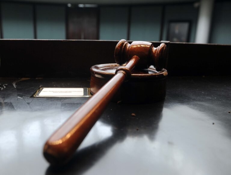 Contra el sujeto de 47 años pesaban cargos por tentativa de asesinato, agresión, violencia de género, entre otros