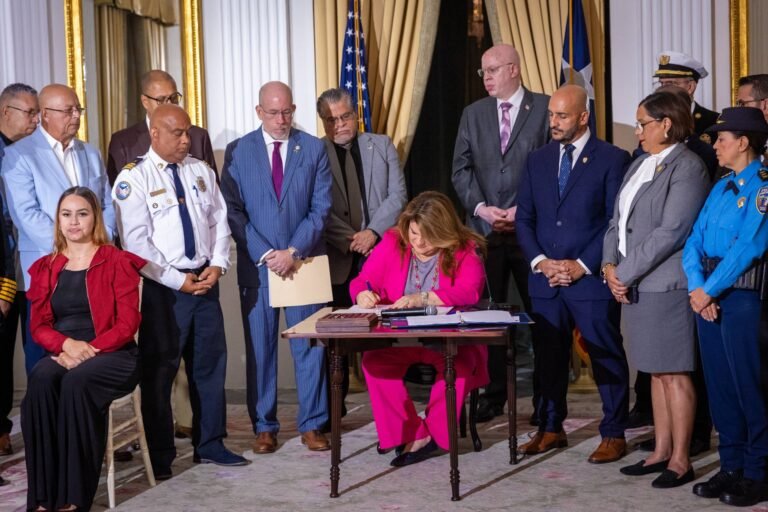 De igual manera, la gobernadora informó que las piezas legislativas amplían los servicios de apoyo espiritual en el gobierno