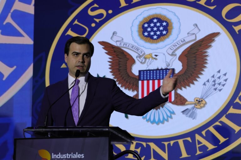 A un año de su elección, el comisionado residente afirmó que las políticas de la administración de Donald Trump han transformado su función en el Congreso