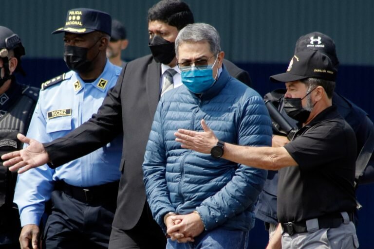 Juan Orlando Hernández fue declarado culpable de cargos de tráfico de drogas y armas y sentenciado a 45 años de prisión