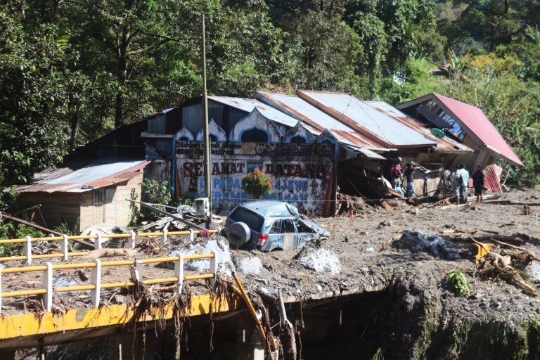 Los equipos de rescate enfrentan dificultades para llegar a las víctimas en varias áreas que quedaron devastadas