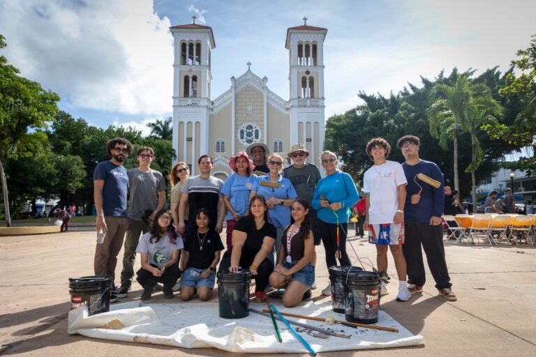 En preparación para la verbena navideña de SFM Charities, jóvenes y adultos mayores rehabilitaron parte del espacio, en el que muchas personas sin hogar transitan
