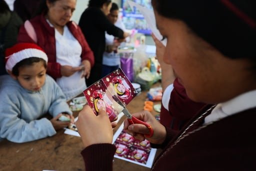 Familiares de desaparecidos crean un “árbol de la esperanza” adornado con fotos, en busca de justicia y recuerdo para sus seres queridos