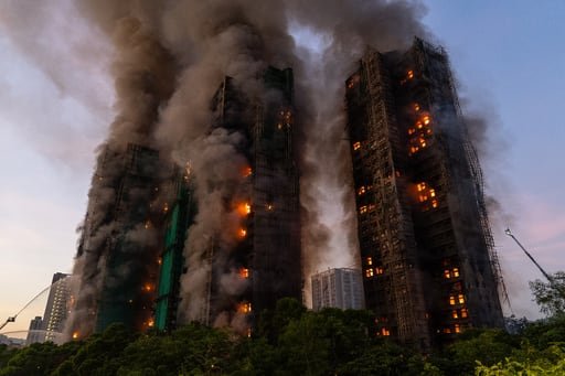 El balance de víctimas se actualizó tras inspeccionar tres torres más de las ocho que conforman el complejo residencial Wang Fuk Court, en el distrito de Tai Po