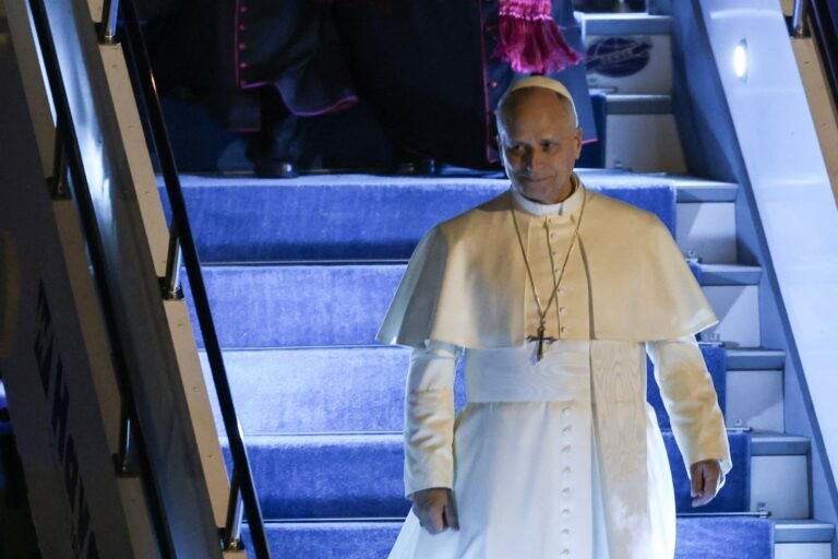 El avión papal aterrizó poco antes de las 3:40 p.m., hora local, en el Aeropuerto Internacional Rafic Hariri de Beirut