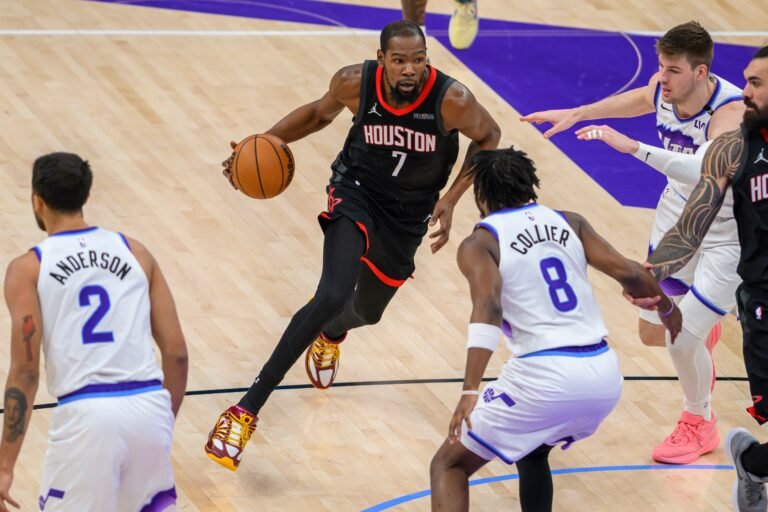 El estelar anotador fue uno de los líderes en el triunfo 129-101 en su regreso, mientras los Rockets sumaron su quinta victoria consecutiva como visitantes