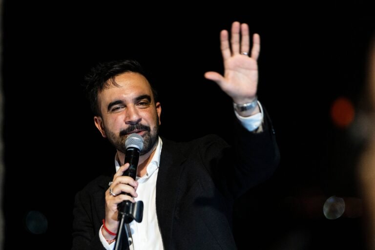 El político socialdemócrata estuvo acompañado de la congresista puertorriqueña Nydia Velázquez al llegar a la conferencia de la organización SOMOS