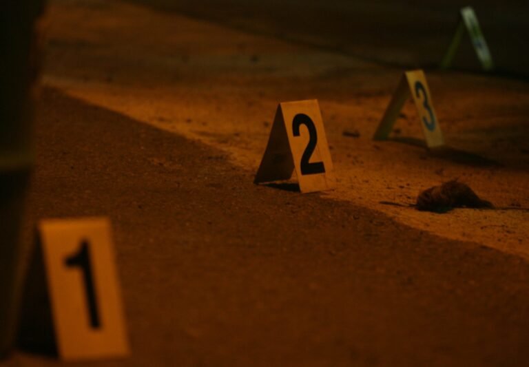Tras el incidente, que se encuentra bajo investigación, se levantaron ocho casquillos de bala en la escena, informó la Policía