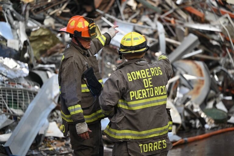 Al menos siete vehículos se quemaron en su totalidad, confirmó la Policía