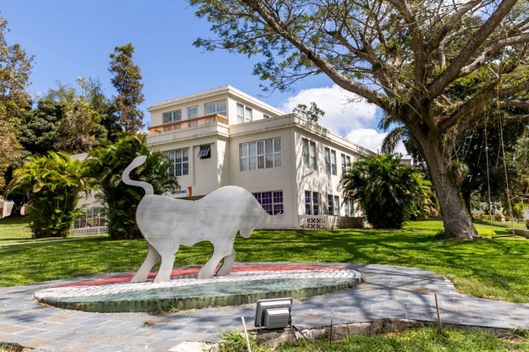 El gremio, que recibió una orden judicial en su contra, exige “un ambiente libre de hostigamiento laboral” y que la administración atienda más de 50 querellas contra un supervisor