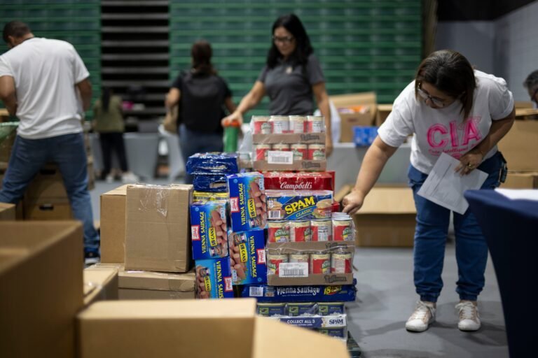 Aportando desde comida enlatada hasta ropa de cama y productos de limpieza, la ciudadanía acudió a los espacios habilitados por el Departamento de Estado