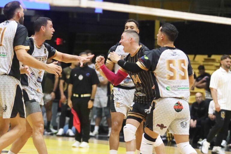 Los Cafeteros ganaron en el máximo de cinco parciales, mientras Carolina subió hasta el tercer lugar de la liga con un triunfo 3-1 sobre Naranjito