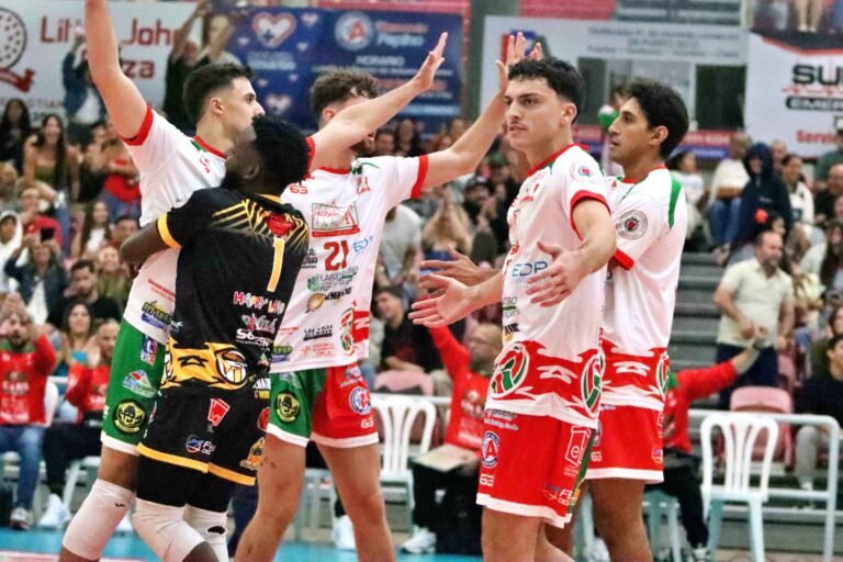 San Sebastián defendió su cancha y recuperó la primera posición, resistiendo un empuje de Lares, que extendió el partido al máximo de cinco sets