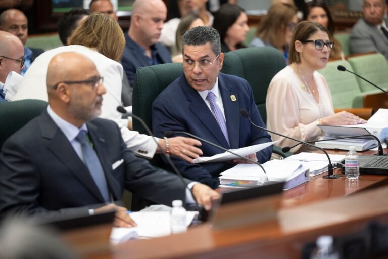 Aunque las inyecciones del gobierno y los recaudos de facturación han sostenido las operaciones corrientes, los desfases en el manejo de fondos federales aparentan haber desangrado las arcas