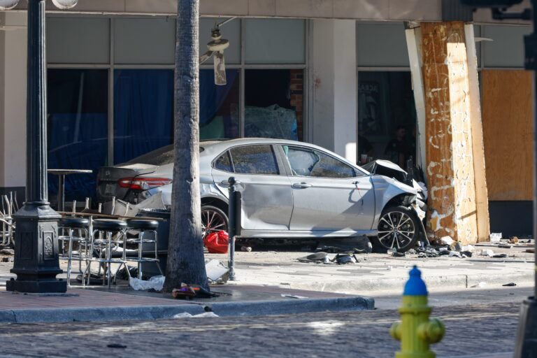 Tres personas murieron en el lugar y una cuarta falleció en un hospital, mientras que dos personas seguían hospitalizadas en estado crítico