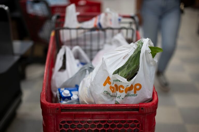 La administración de Jenniffer González buscará entre sus reservas cómo hacer los desembolsos a los beneficiarios si persiste el cierre del gobierno federal