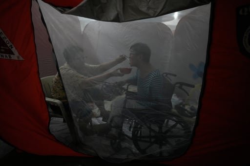 A pesar de la devastación causada por el supertifón, una pareja de adultos mayores encuentra un tierno momento de atención y resistencia