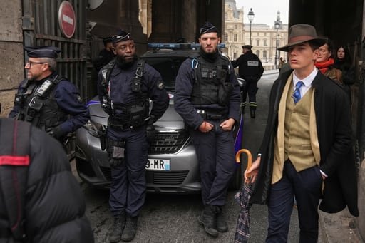 Apodado “Fedora Man” tras una foto viral, comparte su historia y su singular sentido de la moda