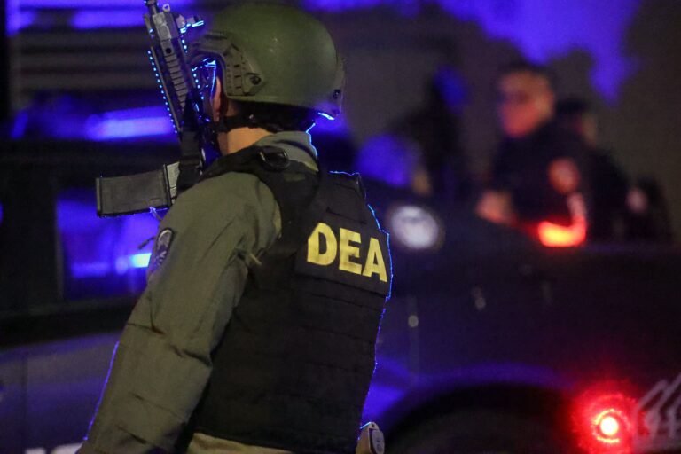 Los agentes detuvieron a un hombre que había cumplido cárcel federal por disparar