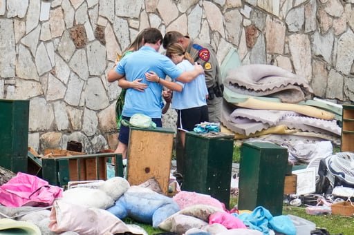 Las familias de 27 víctimas alegan que el campamento no protegió a los campistas de las inundaciones catastróficas y piden más de un millón de dólares por daños y perjuicios