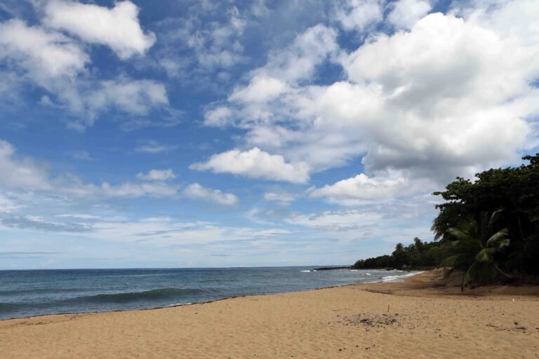 De igual forma, existe un riesgo moderado de corrientes marinas para las playas del norte y este