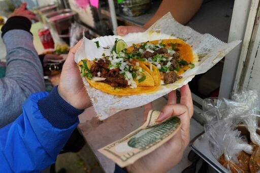Organizan eventos de “compra” para apoyar a los vendedores ambulantes de los barrios latinos