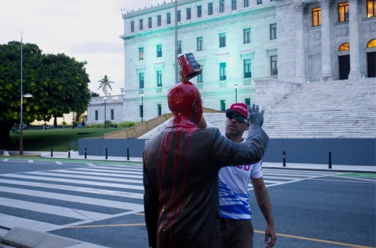 Enfrentaba un cargo por lanzar pintura roja sobre estatuas de presidentes en el Capitolio