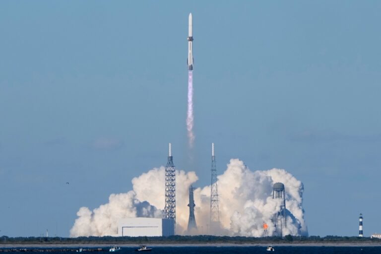 El New Glenn, de 321 pies, se lanzó al cielo desde la Estación de la Fuerza Espacial de Cabo Cañaveral, Florida