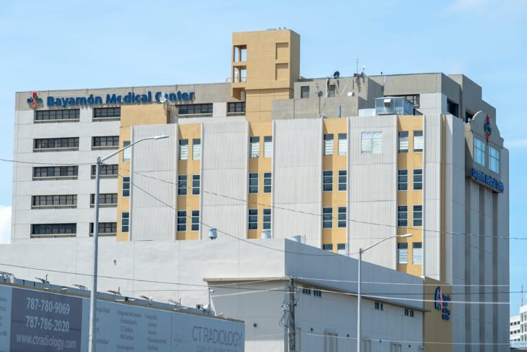 El conductor, aún sin identificar, perdió el control del volante debido a las heridas de bala que recibió y chocó frente al hospital. La Policía informó que un tramo de la carretera está cerrado mientras investigan.