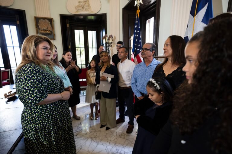 La gobernadora Jenniffer González firmó la proclama que declara noviembre como el Mes de la Adopción