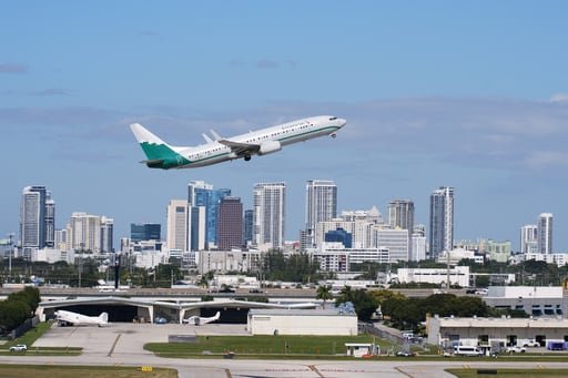 La medida propone utilizar un fondo de $2,600 millones para garantizar que los controladores aéreos y los empleados de la FAA puedan cobrar