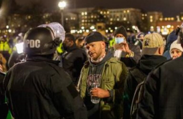 Andrew Paul Johnson, de 44 años, se enfrenta a acusaciones por los presuntos actos realizados contra dos menores de entre 12 y 16 años