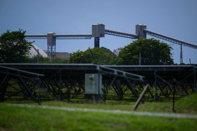 El puerto de Las Mareas, por donde AES importa el carbón para la generación eléctrica, recibió $21 millones para un proyecto que la Autoridad de los Puertos cataloga como una “emergencia”