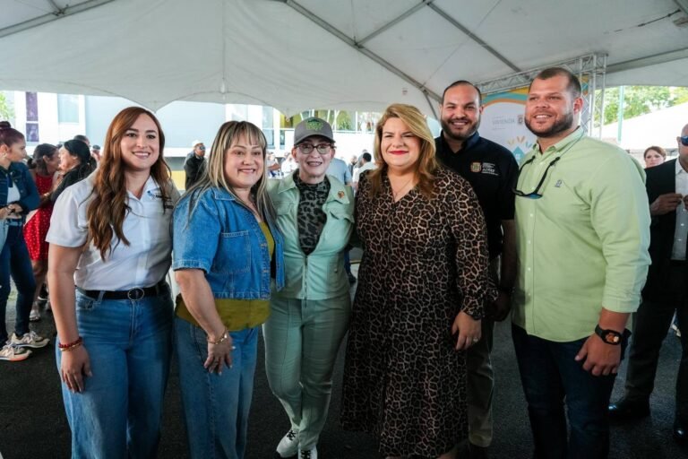 En vísperas de Acción de Gracias, la gobernadora también almorzó con casi un centenar de adultos mayores, muchos de los cuales viven solos