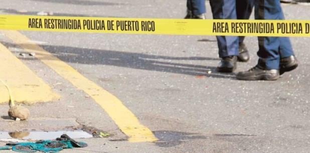 Según la División de Tránsito de Manatí, un conductor que viajaba en dirección opuesta invadió el carril en el que se encontraba el vehículo de las víctimas
