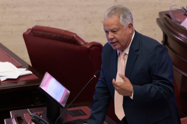 El legislador del PPD compartió la propuesta con la secretaria de Estado, Rosachely Rivera, quien lidera los esfuerzos para eliminar el gravamen